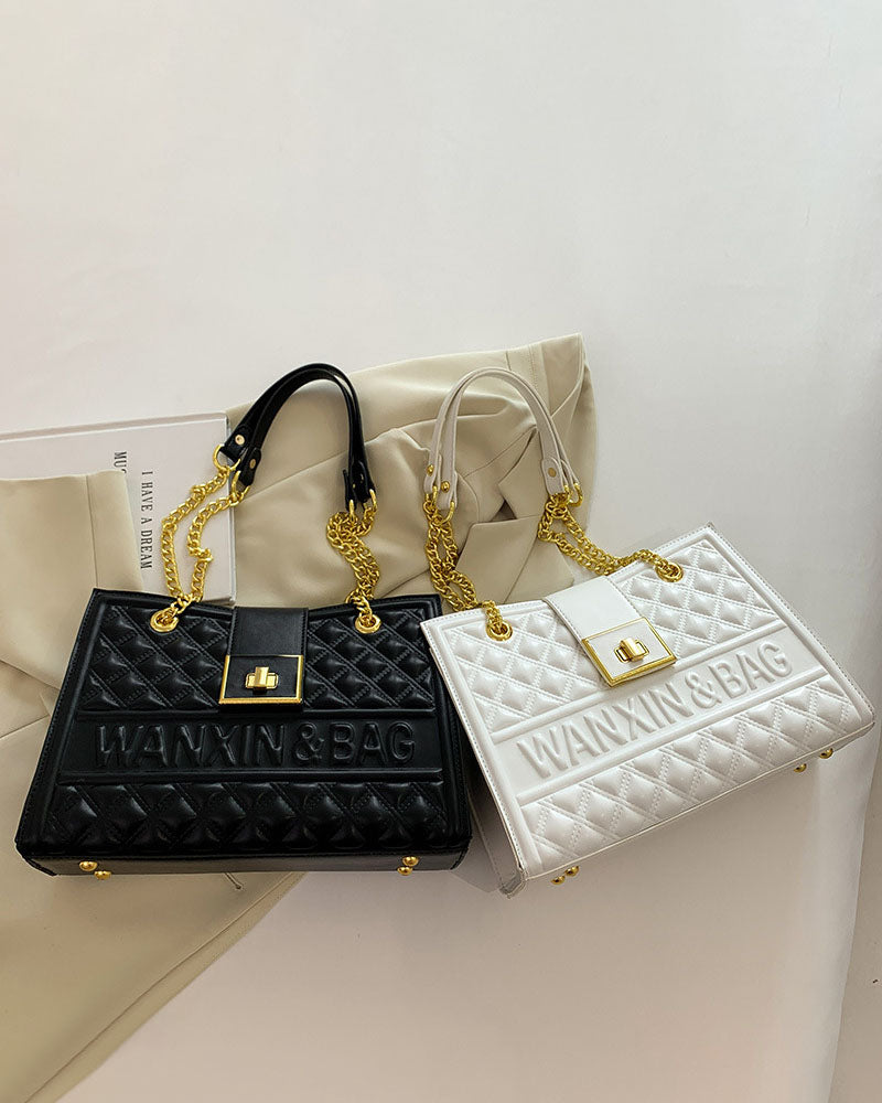 Cartera cuadrada con cadena