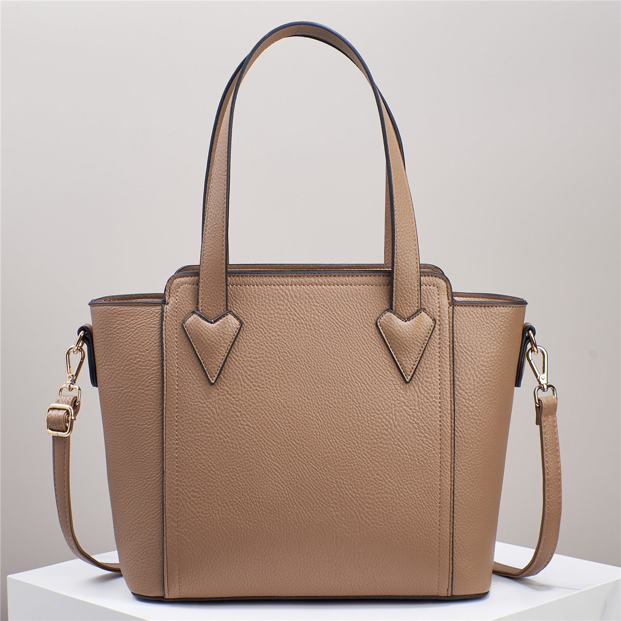 Cartera espaciosa con estilo ejecutivo