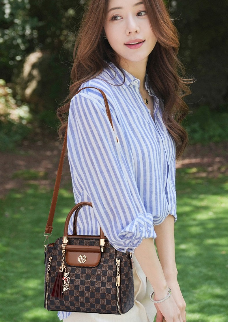 Cartera pequeña con llavero gatuno