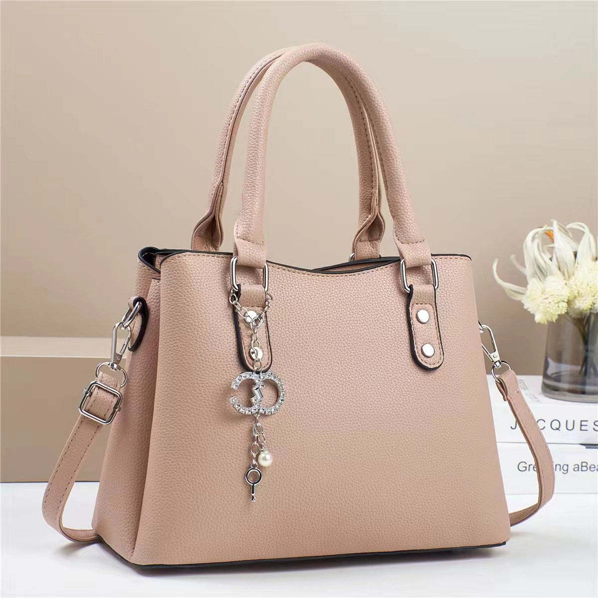 Cartera de mano, tamaño mediano con detalles en plateado