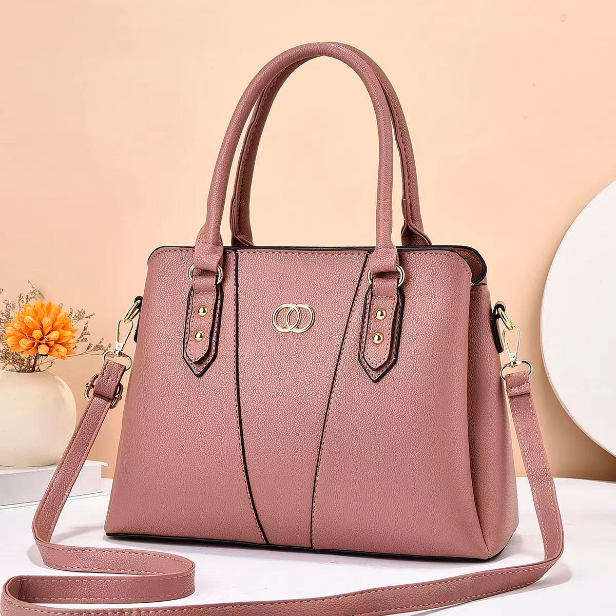 Cartera mediana con detalles en dorado y tiro ajustable par uso en hombro