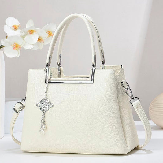 Bolso de mano con asas doble, correa de hombro desmontable. Dije decorativo plateado