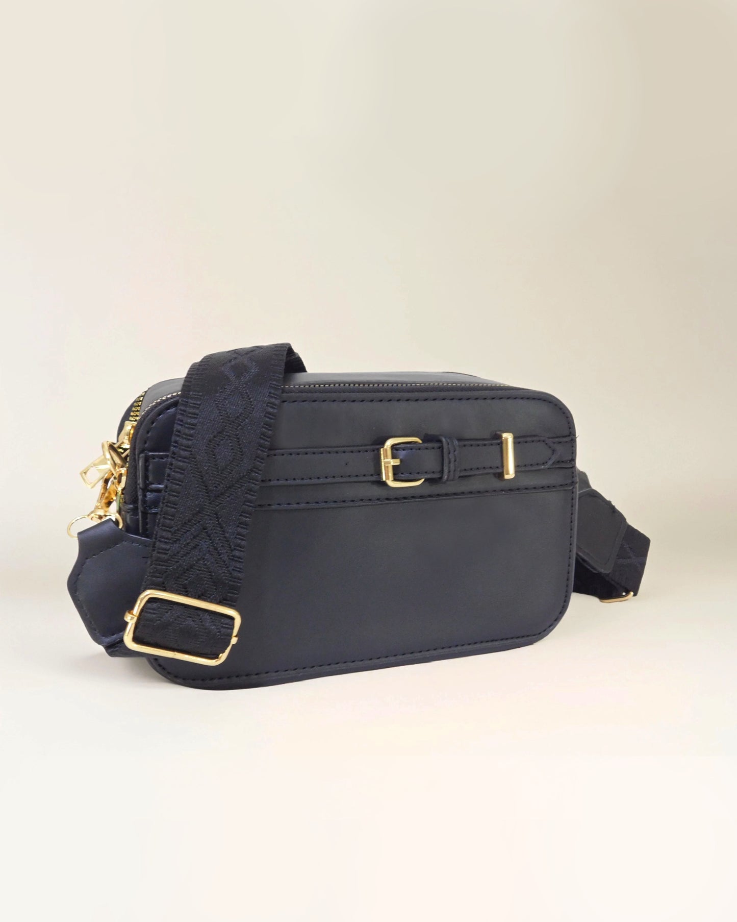 Crossbody con doble zipper y correa decorativa