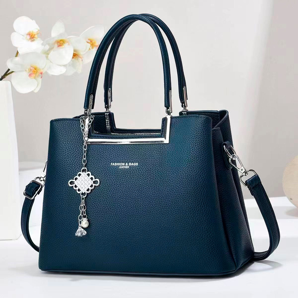 Bolso de mano con asas doble, correa de hombro desmontable. Dije decorativo plateado