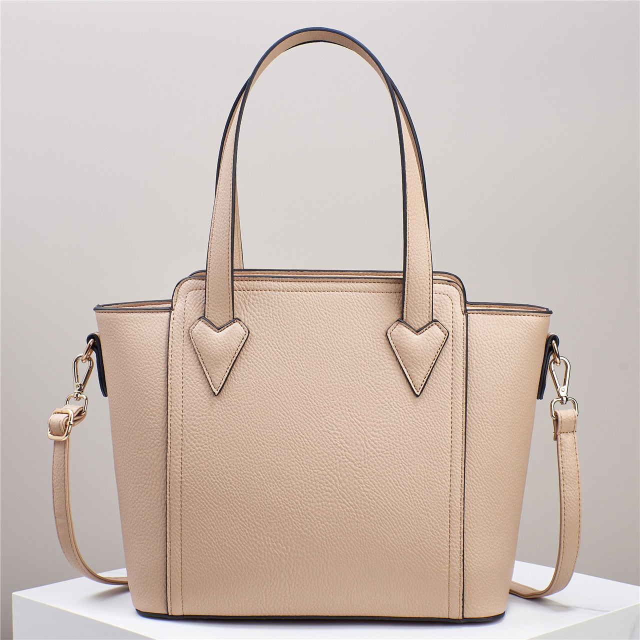 Cartera espaciosa con estilo ejecutivo