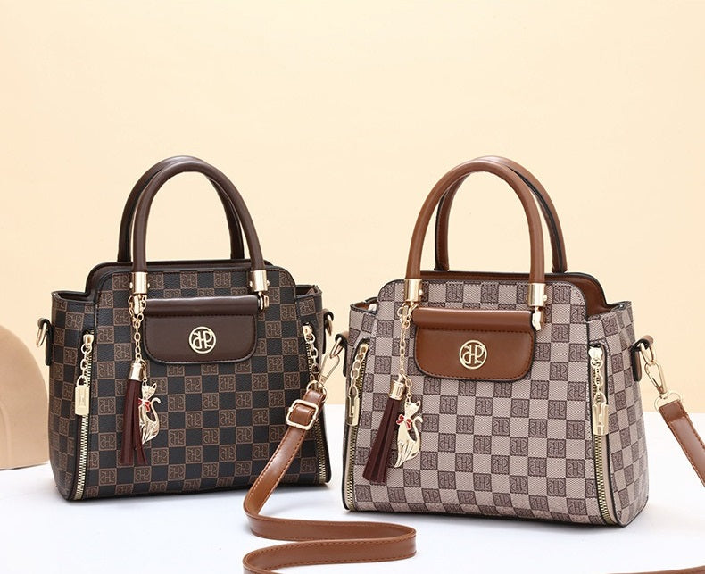 Cartera pequeña con llavero gatuno