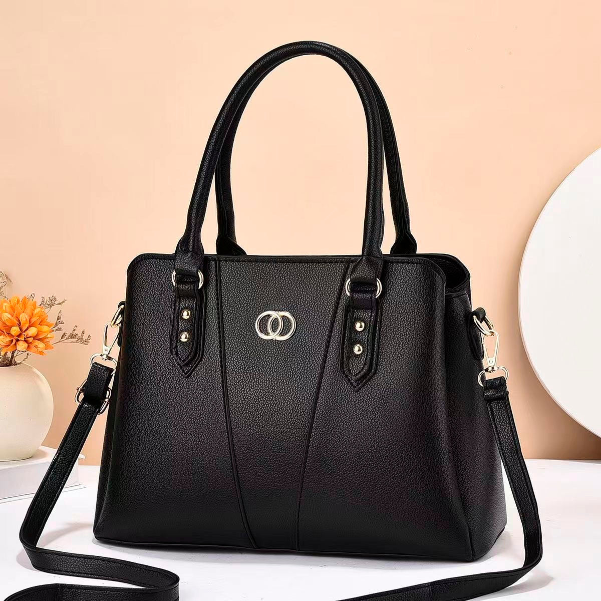 Cartera mediana con detalles en dorado y tiro ajustable par uso en hombro