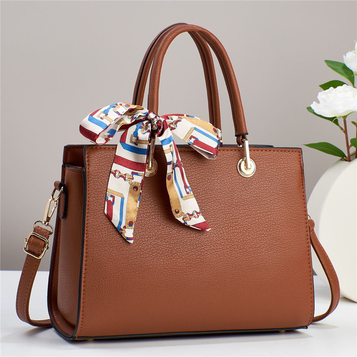 Cartera Mediana Ideal para la Mujer Moderna y Elegante