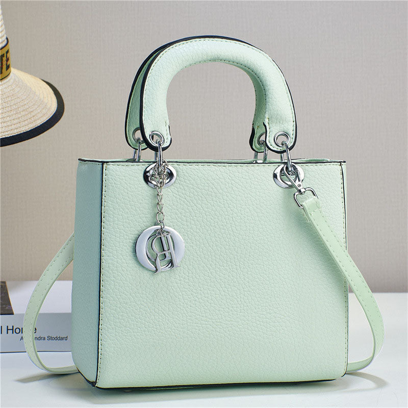 BAG-HO!🎅 • Bolso mediano cuadrado con asas redondeadas, dije metálico plateado con letras