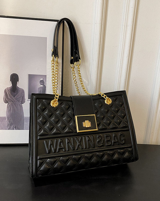 Cartera cuadrada con cadena