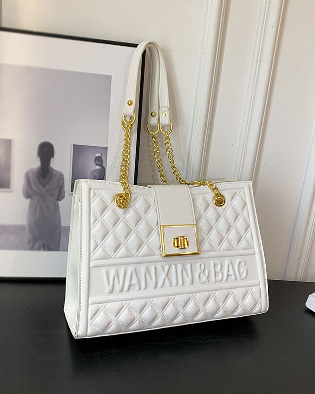 Cartera cuadrada con cadena