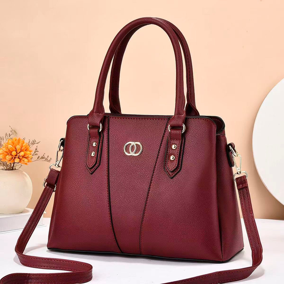 Cartera mediana con detalles en dorado y tiro ajustable par uso en hombro