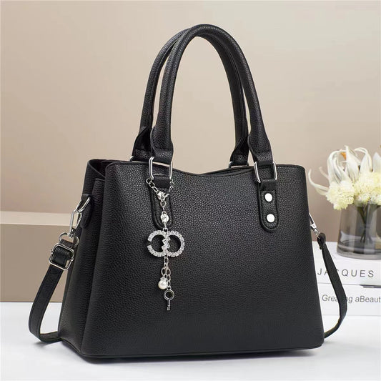 Cartera de mano, tamaño mediano con detalles en plateado