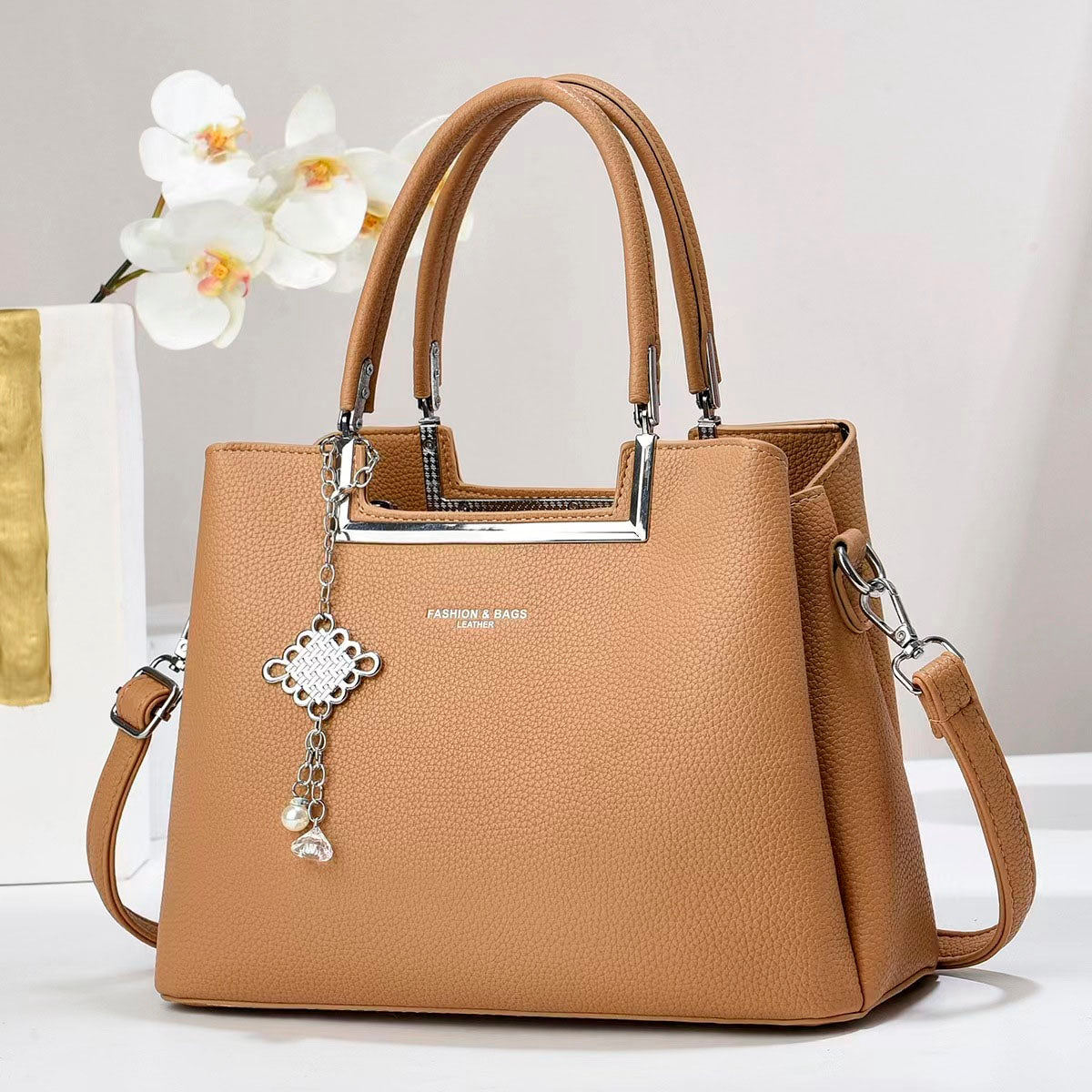 Bolso de mano con asas doble, correa de hombro desmontable. Dije decorativo plateado