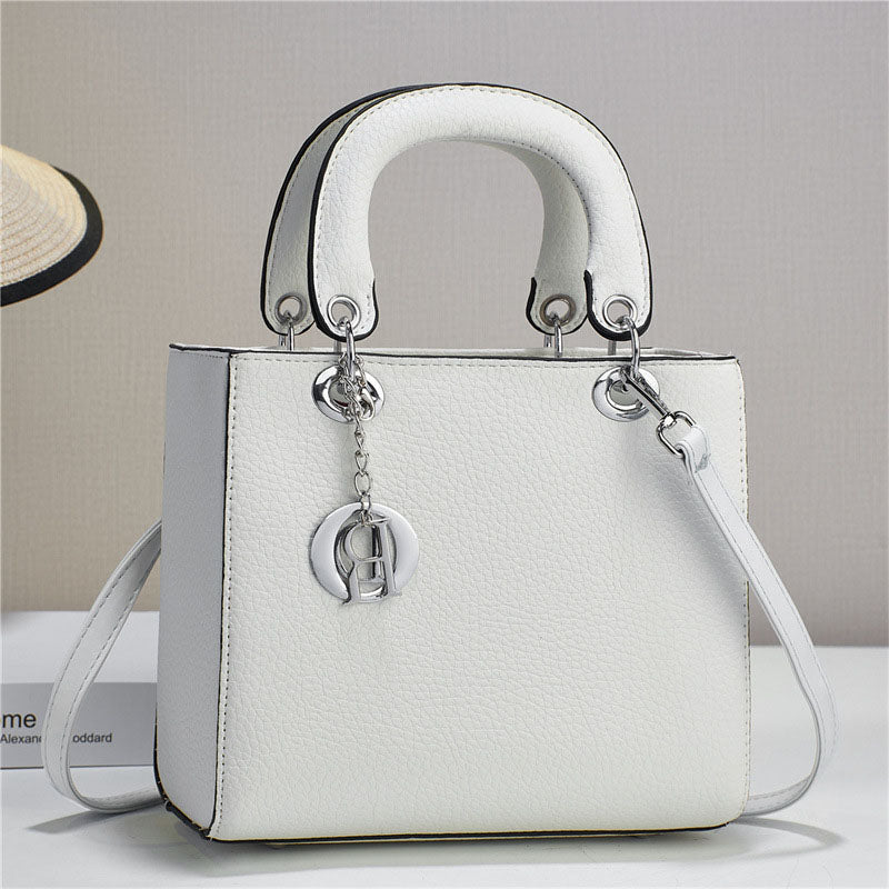 BAG-HO!🎅 • Bolso mediano cuadrado con asas redondeadas, dije metálico plateado con letras