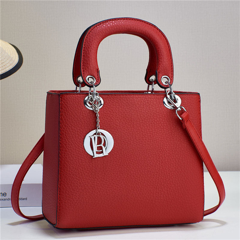 BAG-HO!🎅 • Bolso mediano cuadrado con asas redondeadas, dije metálico plateado con letras