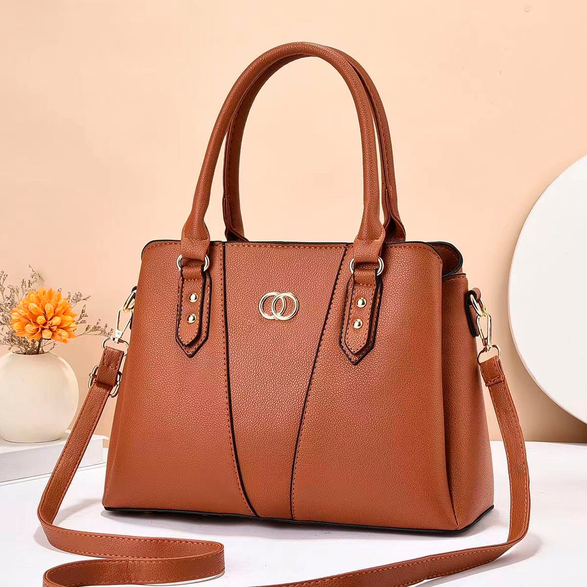 Cartera mediana con detalles en dorado y tiro ajustable par uso en hombro