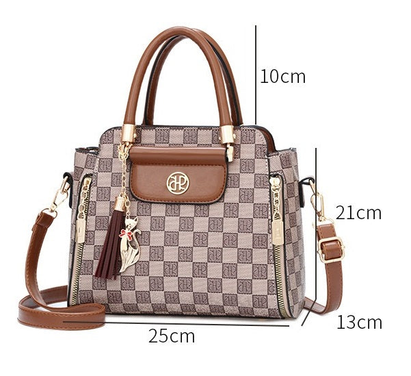 Cartera pequeña con llavero gatuno