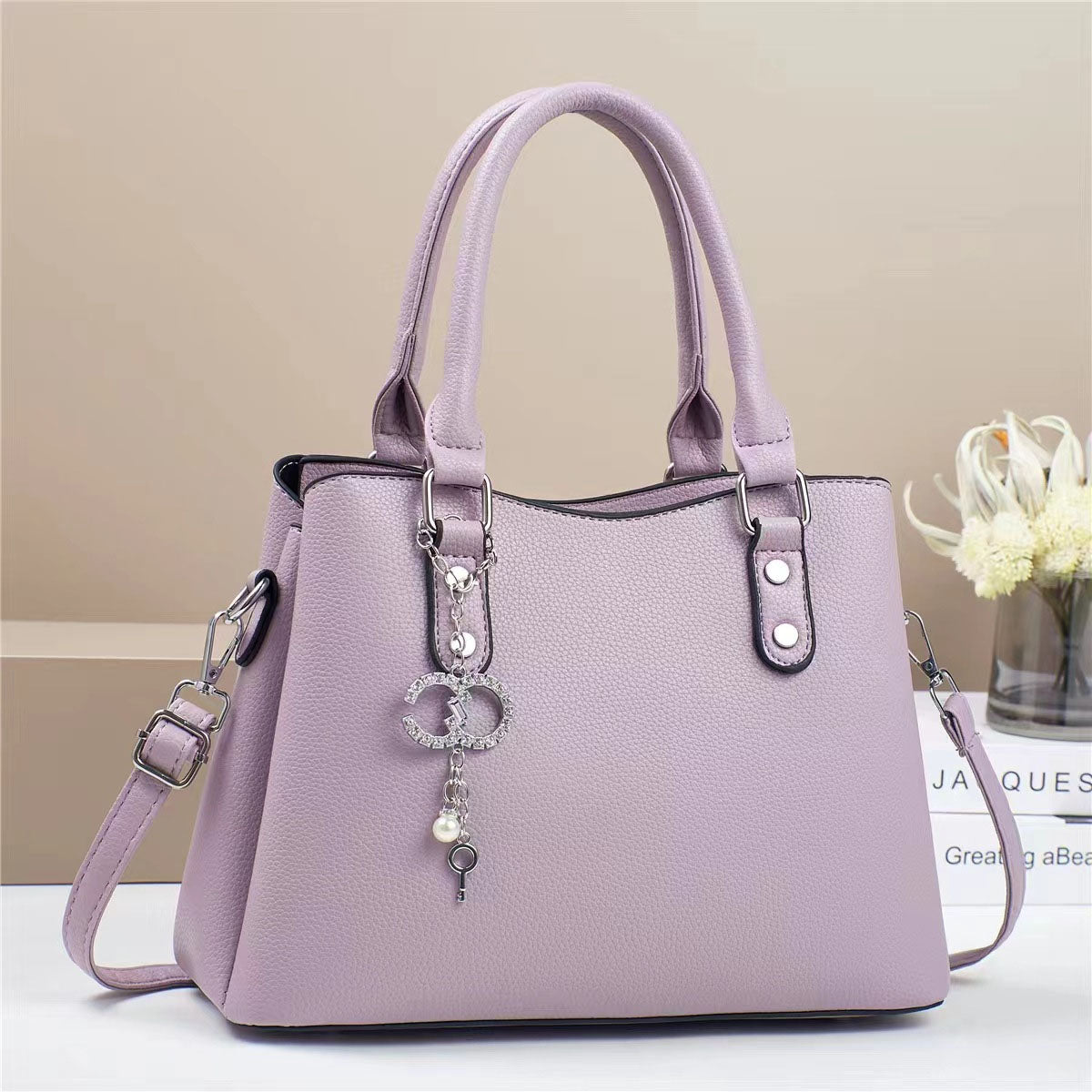 Cartera de mano, tamaño mediano con detalles en plateado