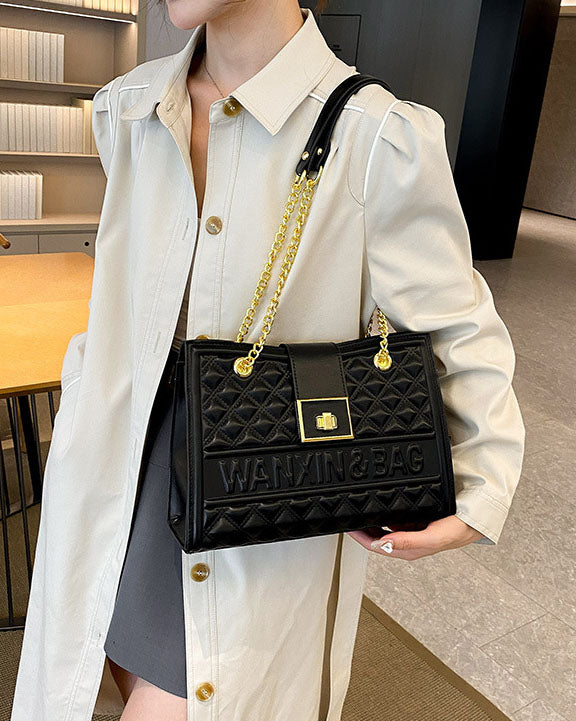 Cartera cuadrada con cadena