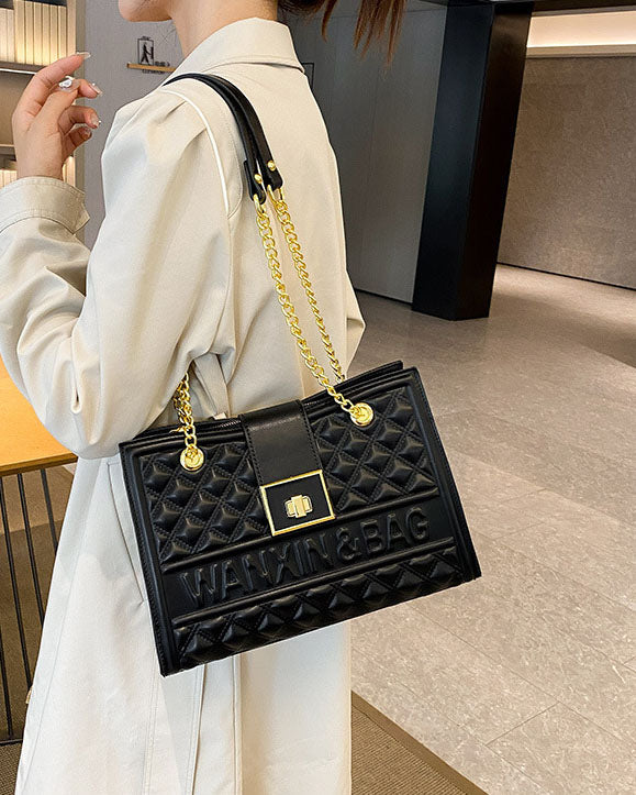 Cartera cuadrada con cadena