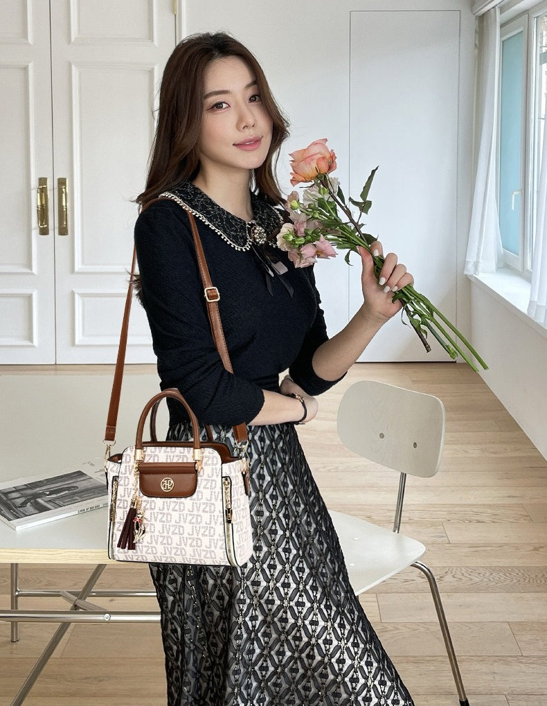 Cartera pequeña con llavero gatuno