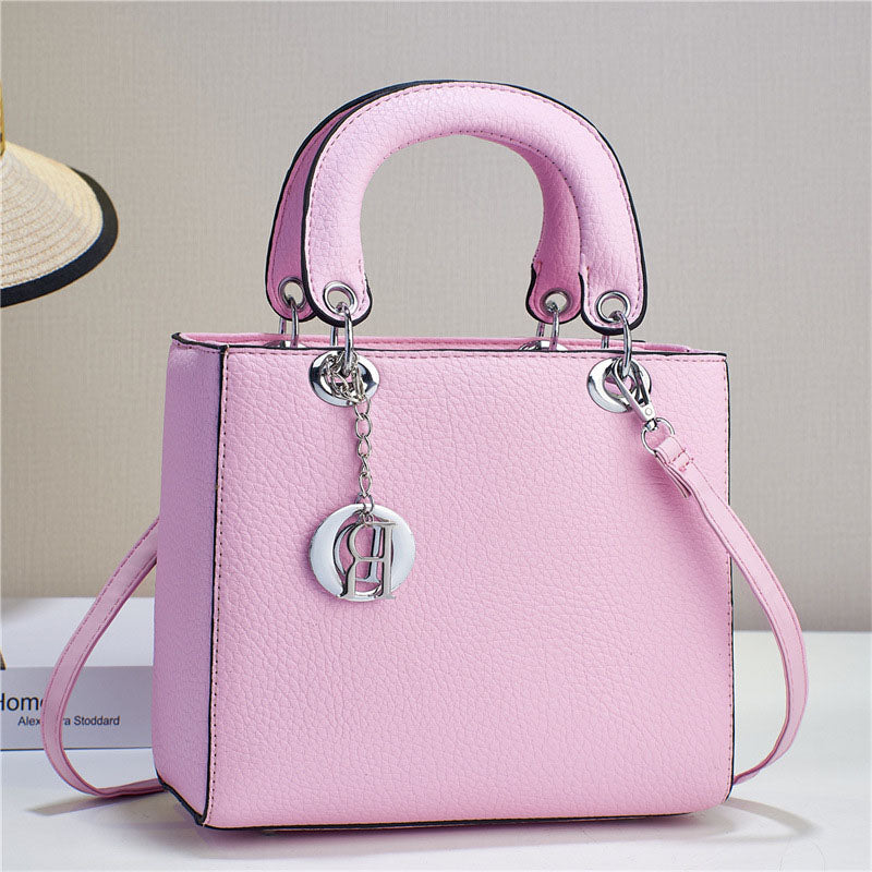 BAG-HO!🎅 • Bolso mediano cuadrado con asas redondeadas, dije metálico plateado con letras