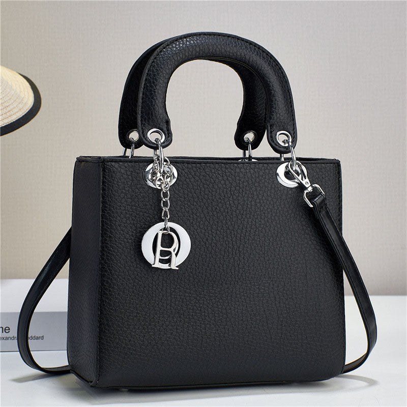 BAG-HO!🎅 • Bolso mediano cuadrado con asas redondeadas, dije metálico plateado con letras