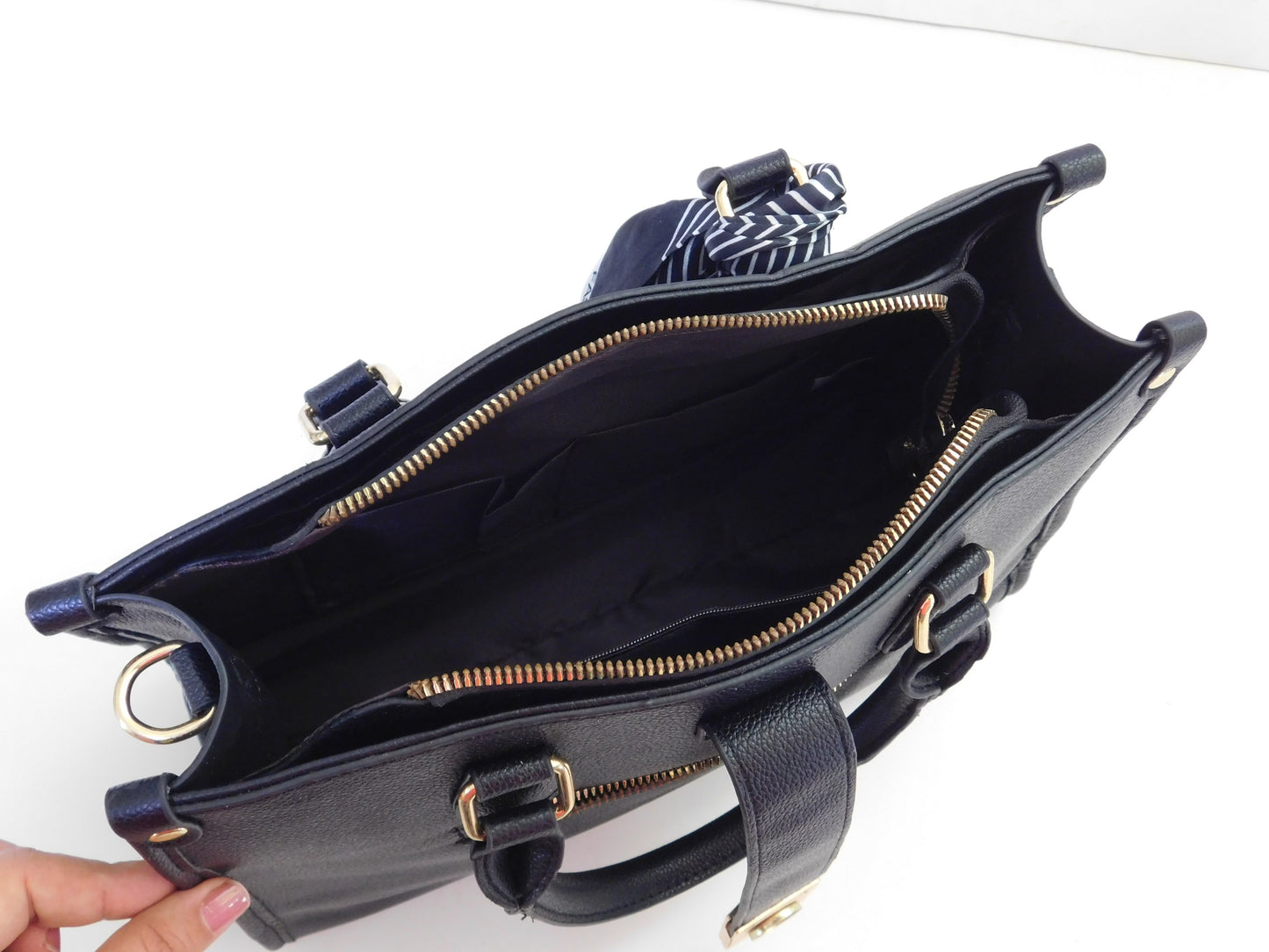 Bolso mediano con Toques Dorados y Pañuelo Decorativo