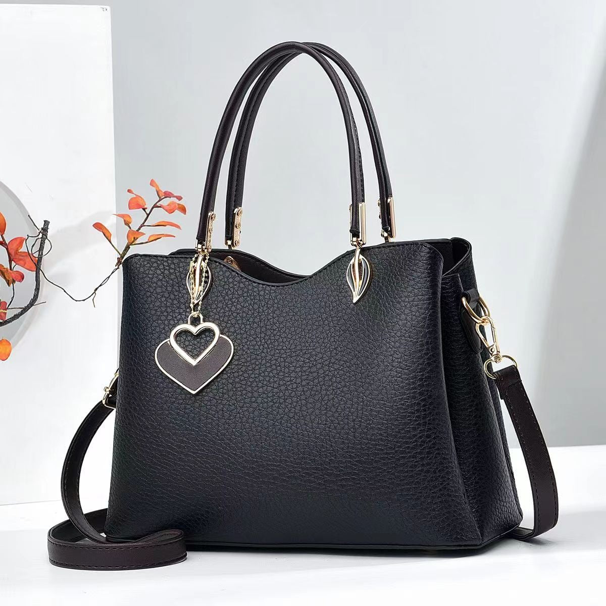 Cartera mediana con colgante