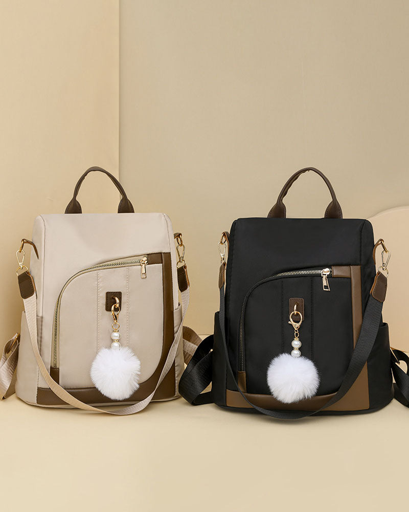 Mochila en tela con Detalles Marrones y Pompon Blanco
