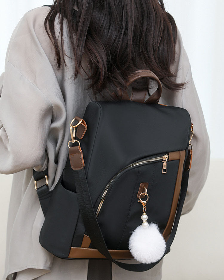 Mochila en tela con Detalles Marrones y Pompon Blanco