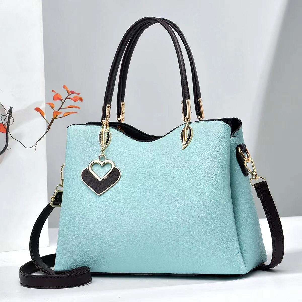 Cartera mediana con colgante