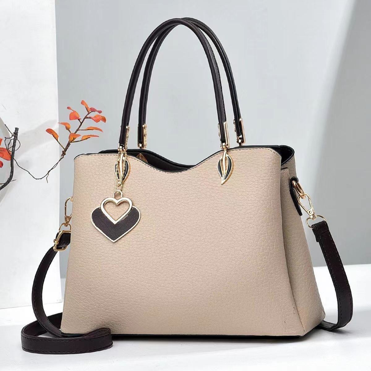 Cartera mediana con colgante