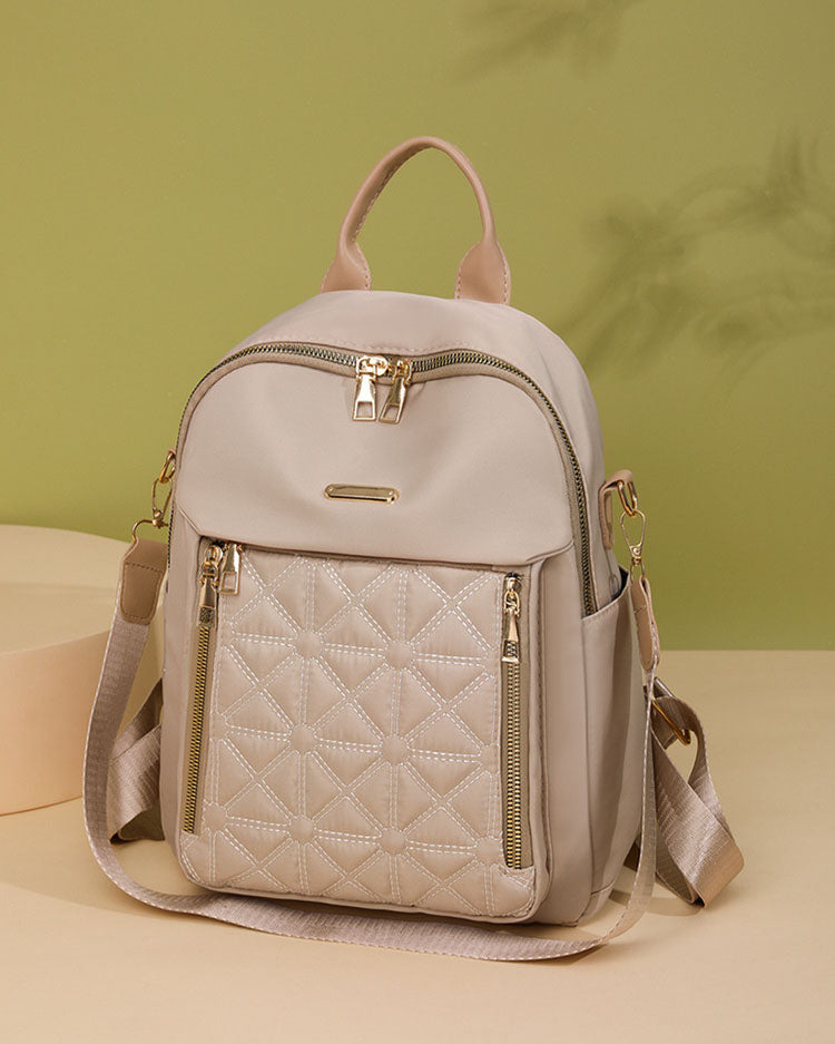 Mochila con Cremalleras Multiples y Detalles en Dorado