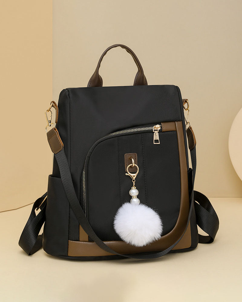 Mochila en tela con Detalles Marrones y Pompon Blanco