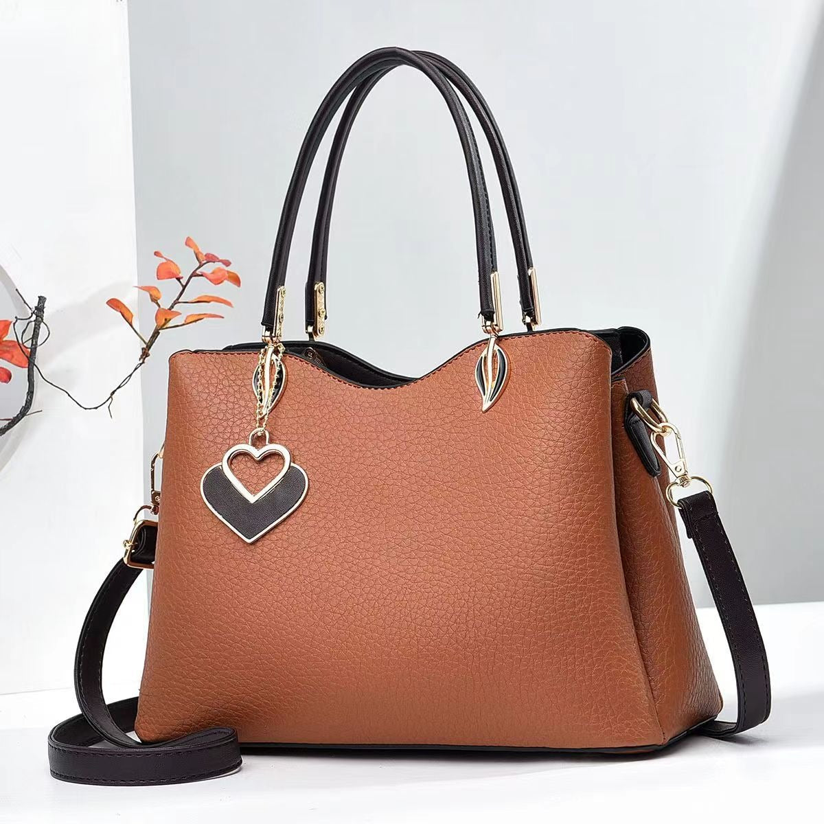 Cartera mediana con colgante