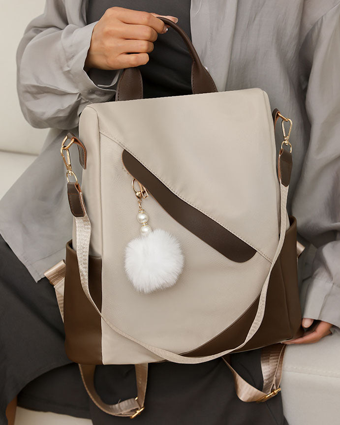 Mochila de tela con Pompon Blanco y Detalles en Marron
