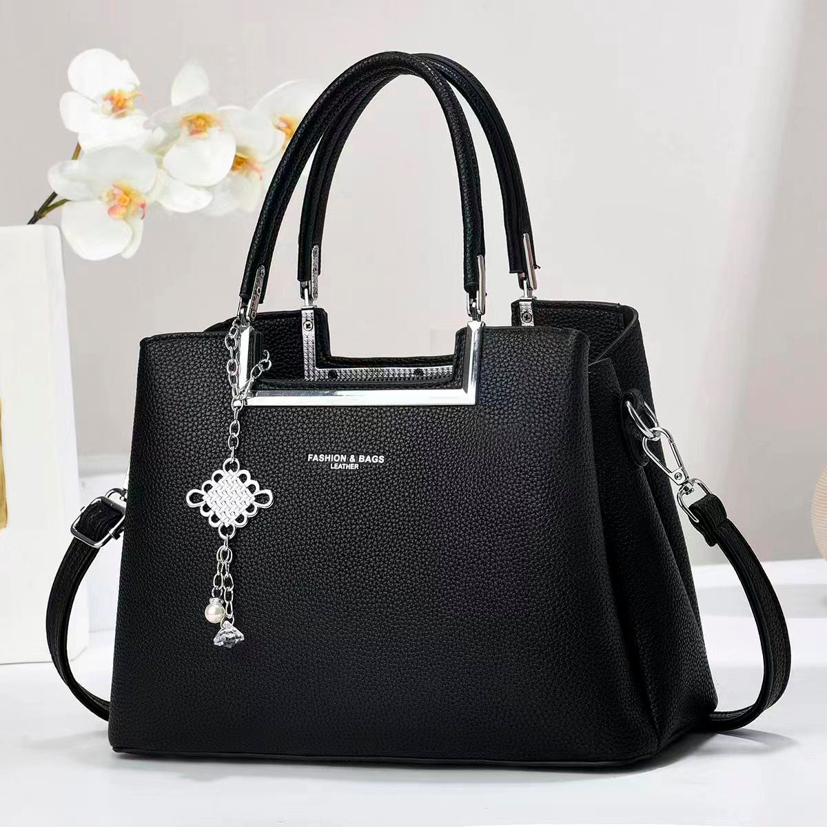 Bolso de mano con asas doble, correa de hombro desmontable. Dije decorativo plateado