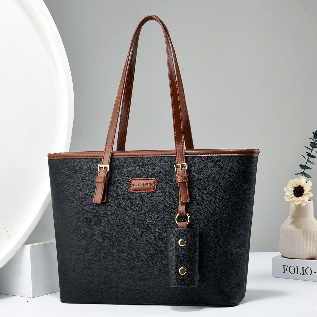 Cartera tipo bolso con llavero colgante