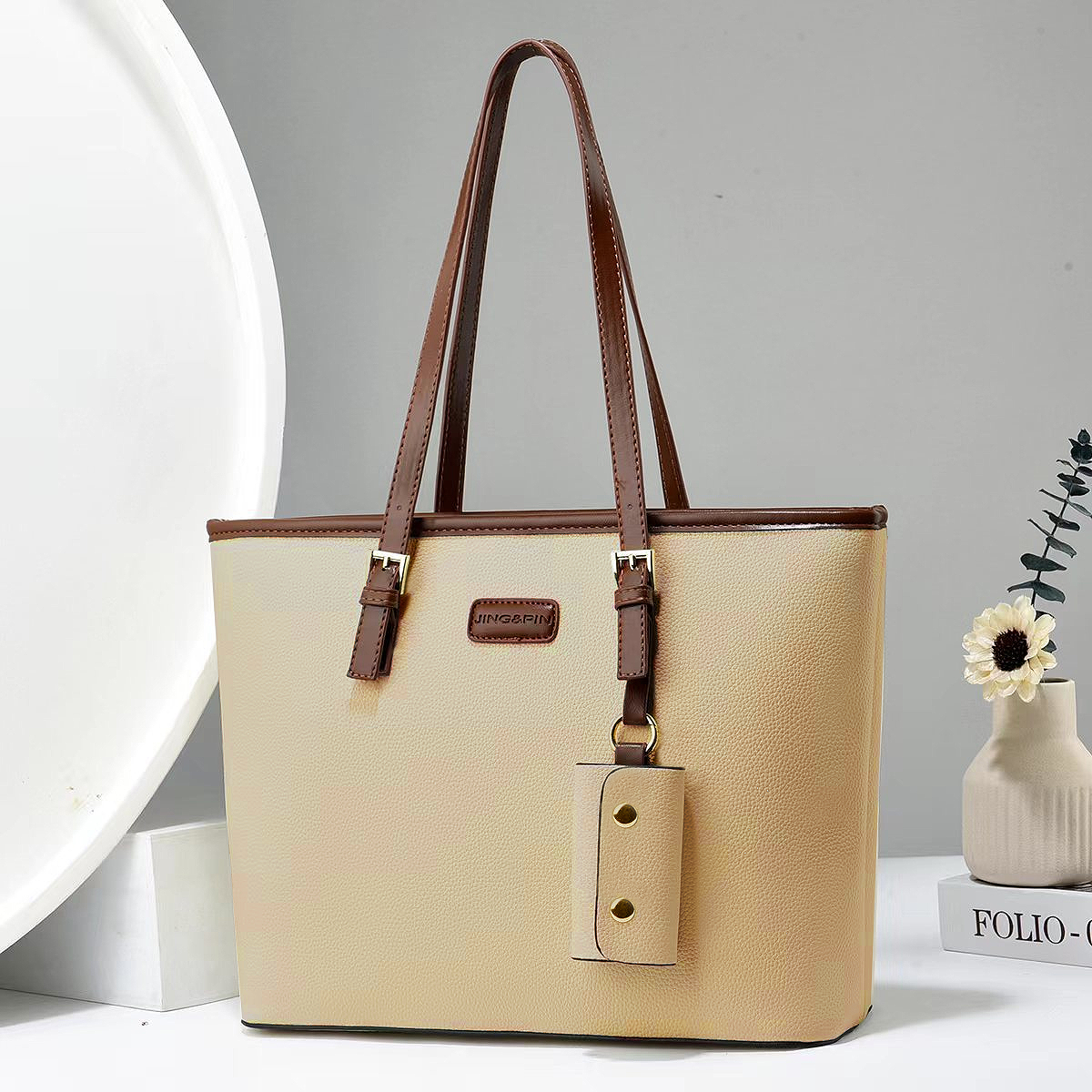 Cartera tipo bolso con llavero colgante