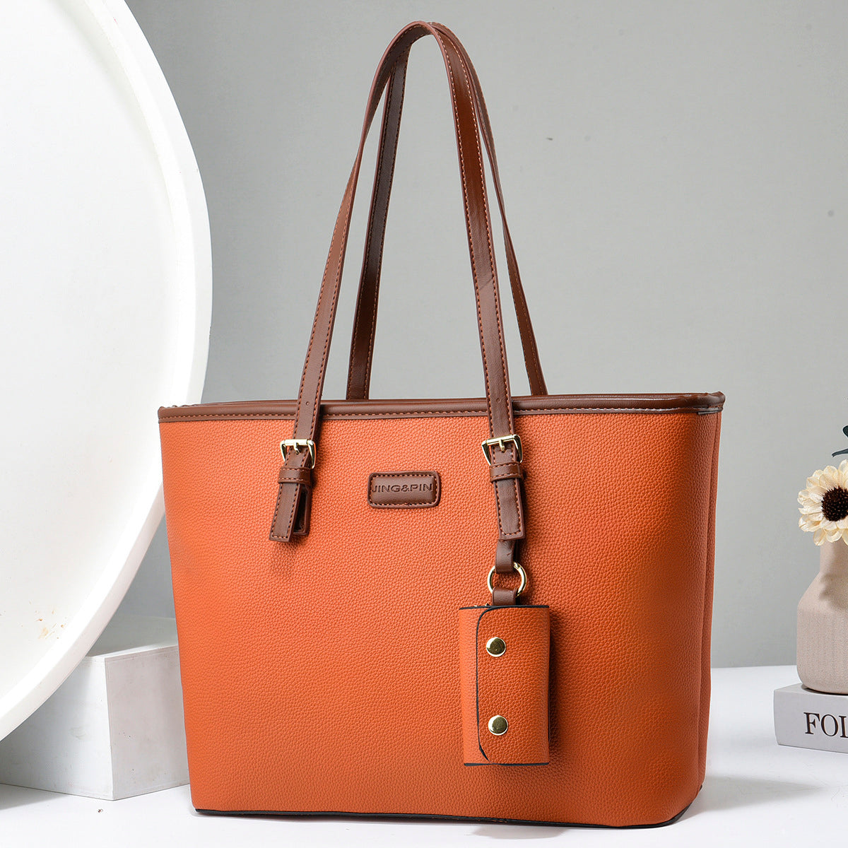 Cartera tipo bolso con llavero colgante