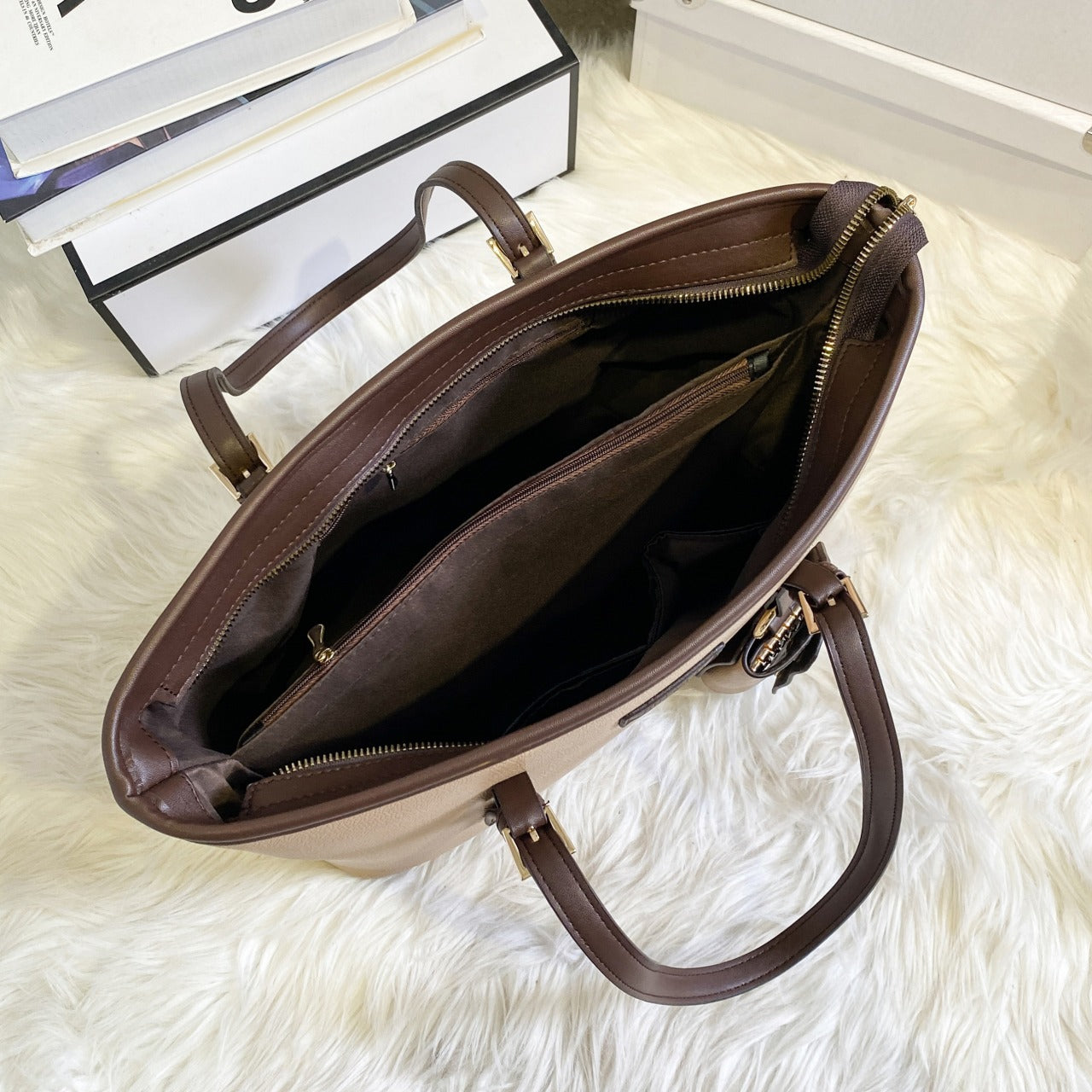 Cartera tipo bolso con llavero colgante