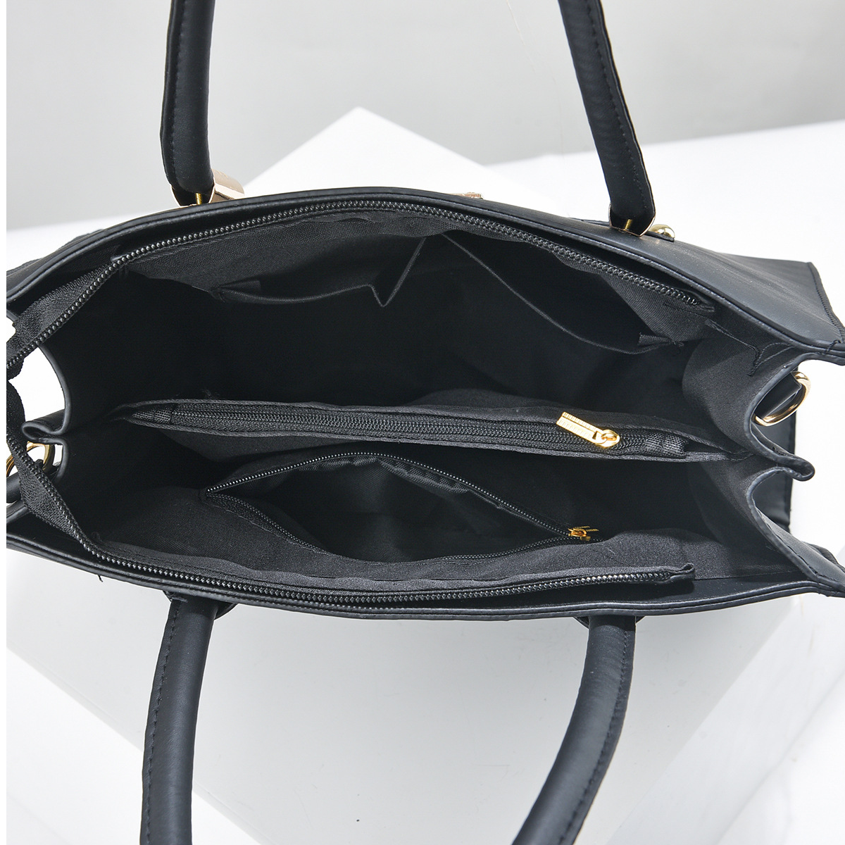 Diseño Innovador: Cartera Cuadrada con Segunda Pieza para Mayor Versatilidad